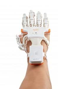 Neofect Smart Glove für die Handrehabilitation nach Schlaganfall