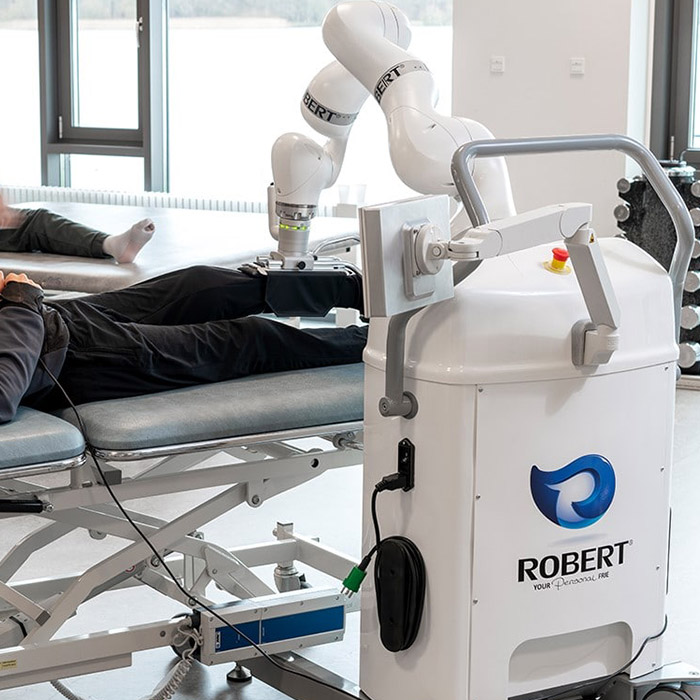 Robert Roboter arbeitet automatisch an einem Patienten