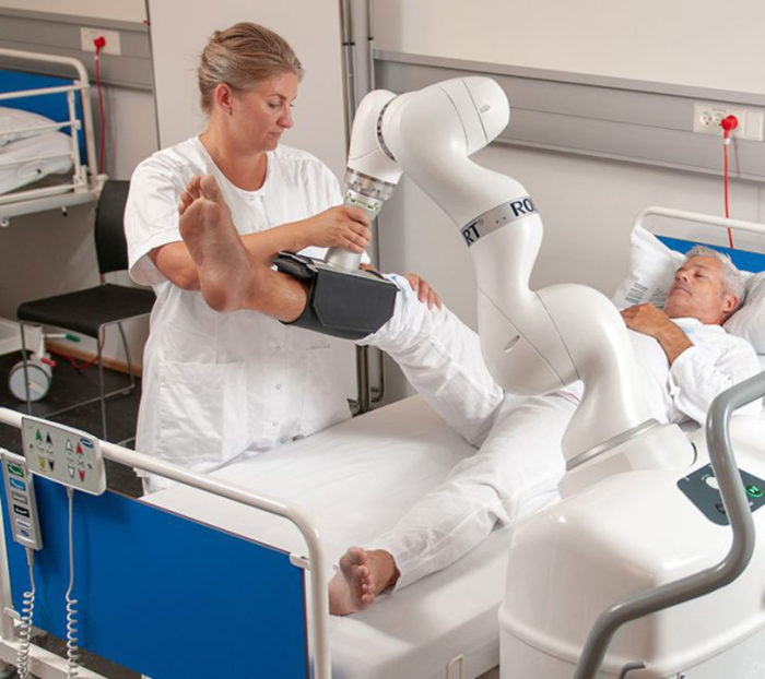 Krankenschwester stellt Robert Roboter ein am Patienten